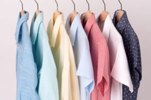arara de roupas suspensa com blusas sociais coloridas