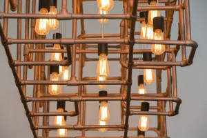 Lâmpadas com luzes mostram a Instalação elétrica aparente