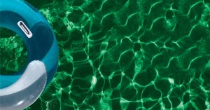 A Piscina Com Fundo Verde é Uma Tendência
