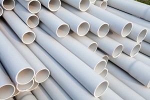 Tubos brancos dispostos em fileiras vantagens dos tubos em PVC