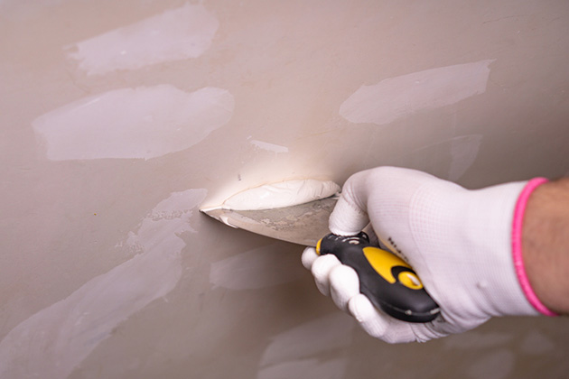 pequenos consertos domésticos: tapando buracos na parede