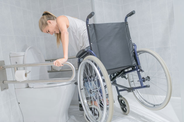 Mulher com cadeira de rodas precisa de acessibilidade em casa