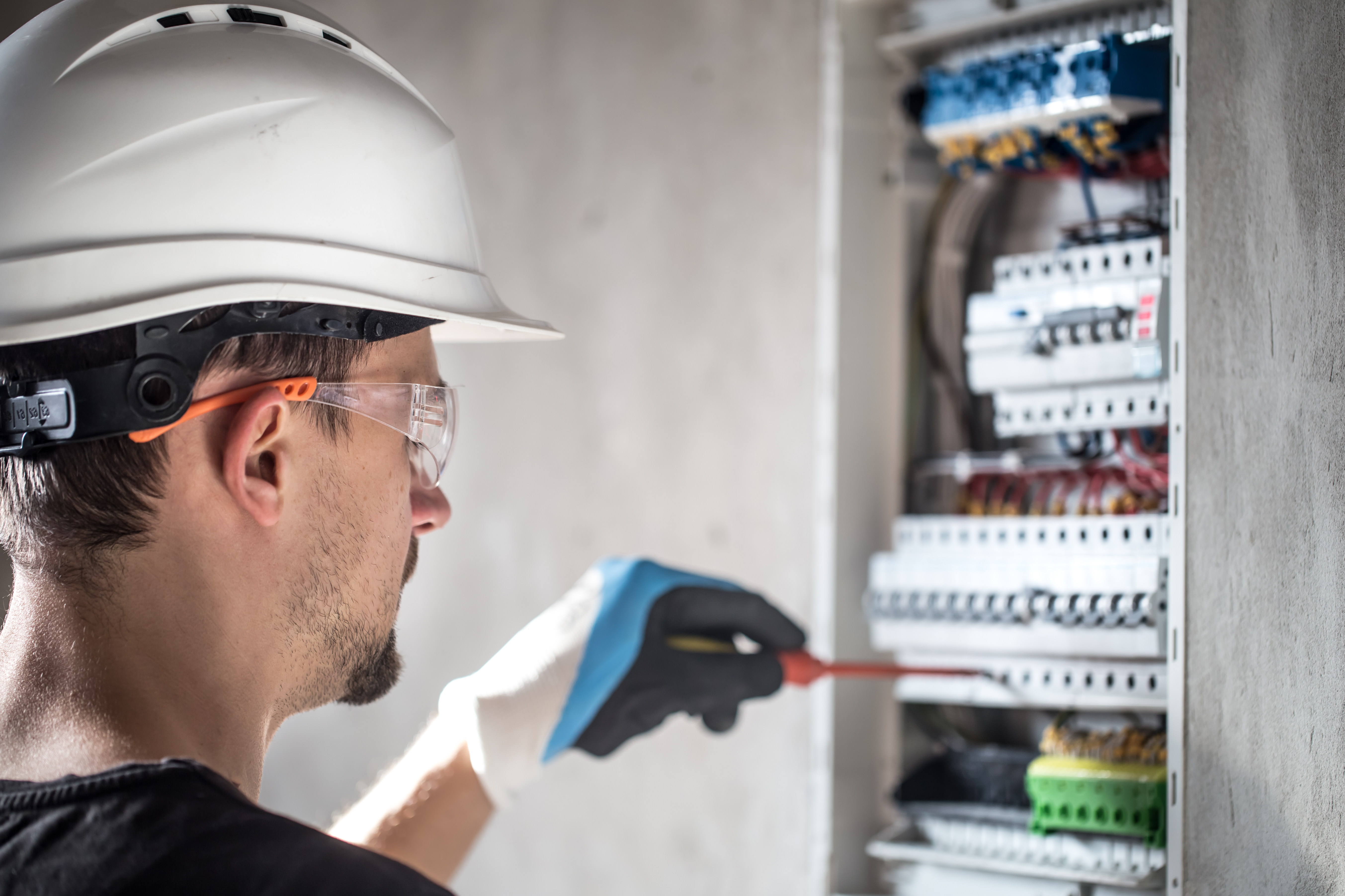 Kit do eletricista: conheça as principais ferramentas que os profissionais precisam ter para a rotina de trabalho