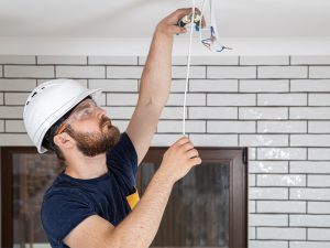Profissional instalando ventilador de teto
