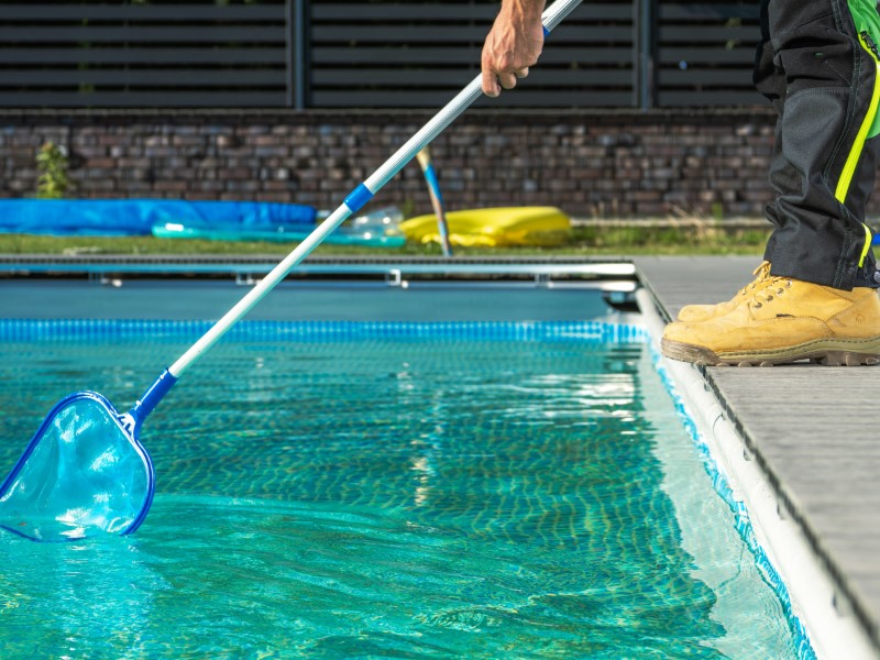 Retirando a sujeira da piscina