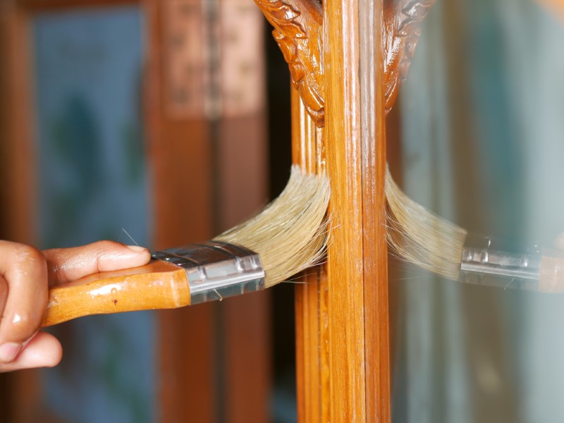 Pintando madeira com tinta esmalte sintético