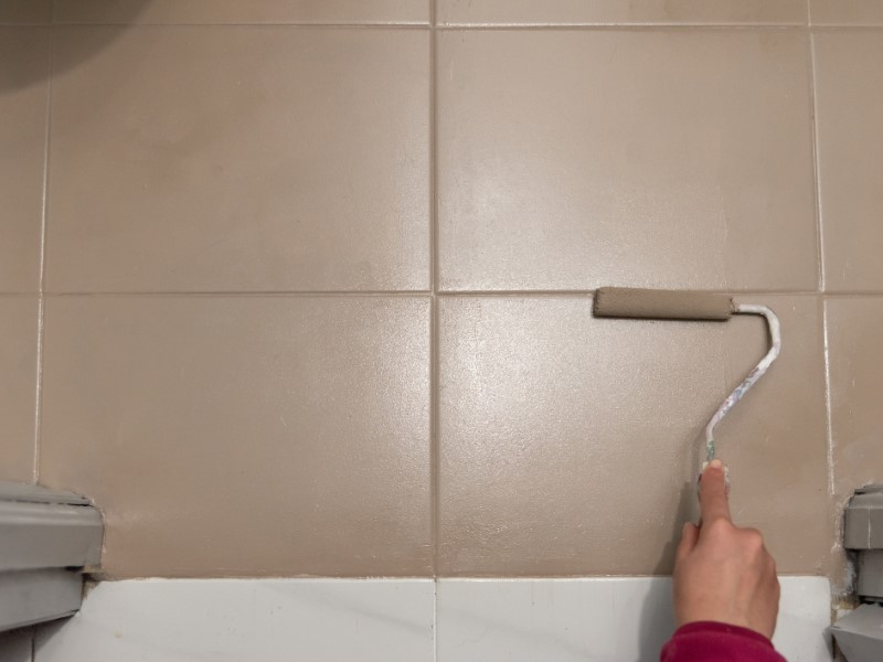 Pintando piso de azulejo com rolo