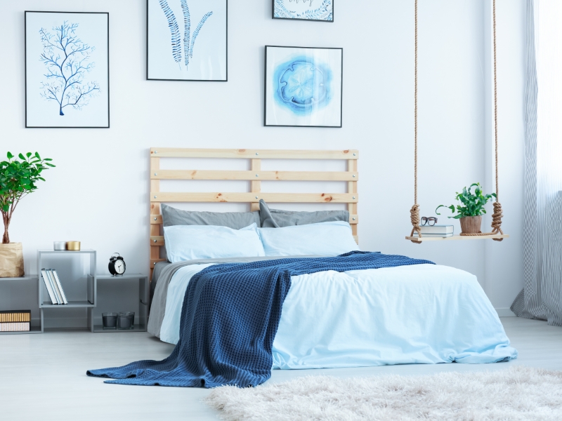 Quarto em tom azul acinzentado